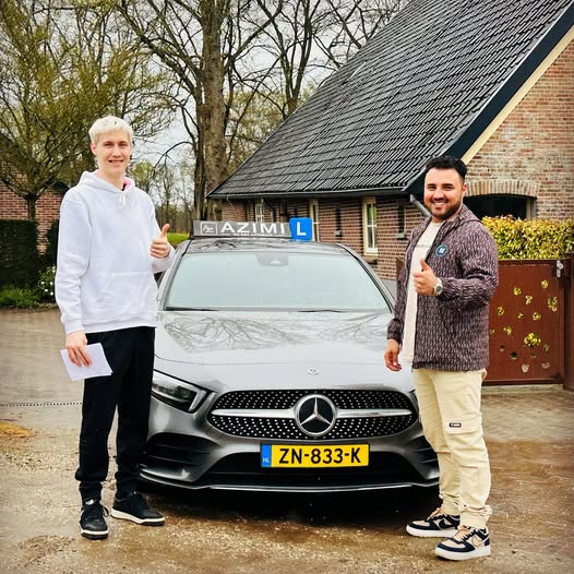 Noah is in één keer geslaagd!🥳😃 van harte gefeliciteerd! Netjes afgereden goed gedaan jongeman👌 wens je veel veilige en leuke kilometers toe. Je rijbewijs haal je bij Autorijschool Azimi👍