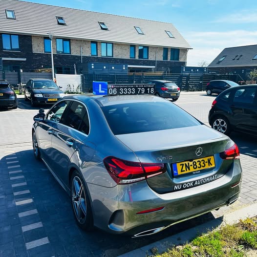 Jamie is geslaagd!🥳😃 van harte gefeliciteerd! Mooi en netjes afgereden. Wens je veel veilige en leuke kilometers toe. Je rijbewijs haal je bij Autorijschool Azimi👍