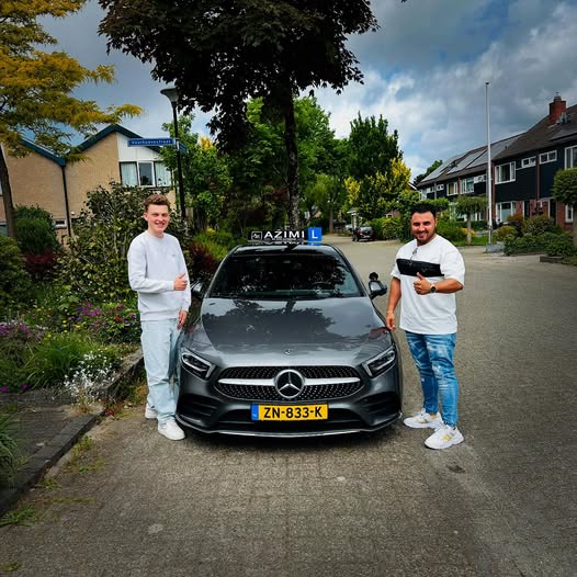 Joran is geslaagd!🥳😃 van harte gefeliciteerd! Netjes afgereden👌 goed gedaan jongeman! Wens je veel veilige en leuke kilometers toe. Je rijbewijs haal je bij Autorijschool Azimi👍