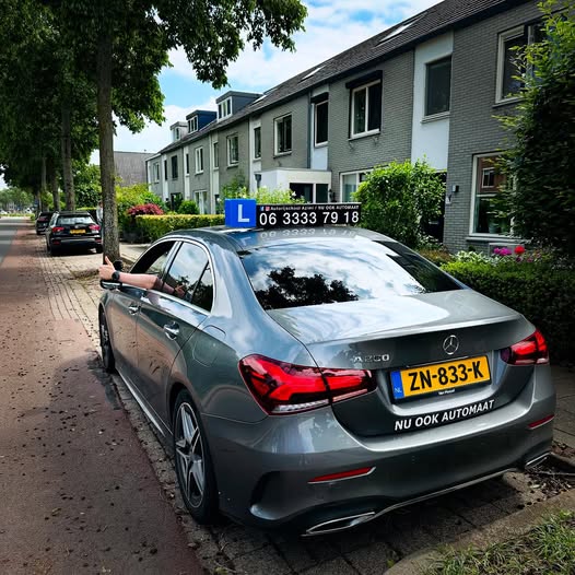 Jan is in één keer geslaagd!😃🥳 van harte gefeliciteerd! Netjes afgereden👌 wens je veel veilige en leuke kilometers toe. Je rijbewijs haal je bij Autorijschool Azimi👍