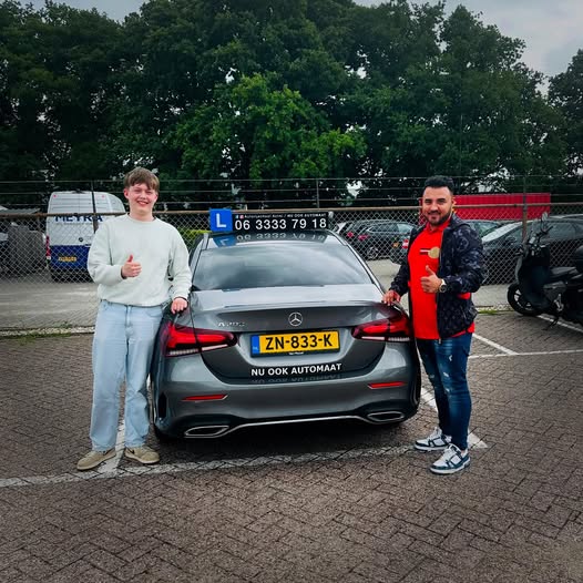 Sepp de 2e van de dag die in één keer is geslaagd!😃🥳 van harte gefeliciteerd!🥳 Ook netjes afgereden en complimenten van de examinator goed werk afgeleverd👌💪. Wens je veel veilige en leuke kilometers toe. Je rijbewijs haal je bij Autorijschool Azimi👍