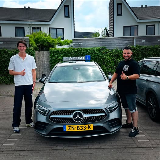 Tomas is in één keer geslaagd!🥳😃 van harte gefeliciteerd! Net afgereden bro💪 wens je veel veilige en leuke kilometers. Je rijbewijs haal je bij Autorijschool Azimi👍