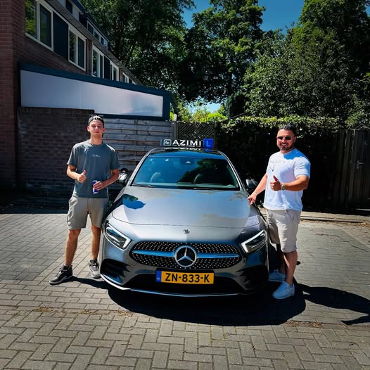 Sam in in één keer geslaagd!🥳😃 van harte gefeliciteerd! Netjes afgereden proficiat jongeman!👌 wens je veel veilige en leuke kilometers toe.                                                             Je rijbewijs haal je bij Autorijschool Azimi👍