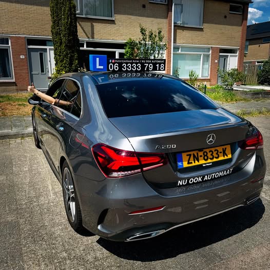 Merve is in één keer geslaagd!🥳😃 Van harte gefelicteerd! Netjes afgereden proficiat!👌 wens je veel veilige en leuke kilometers toe en geniet van je vakantie😎. Je rijbewijs haal je bij Autorijschool Azimi👍