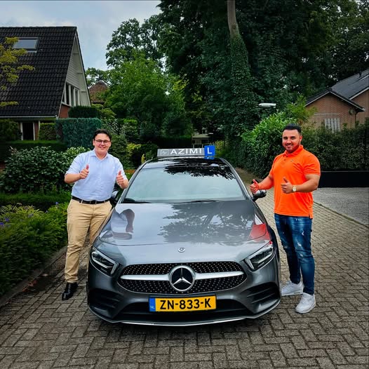 Noah is één keer geslaagd!😃🥳 van harte gefeliciteerd! Zeker mooie rit gereden proficiat en zeker verdiend! Wens je veel veilige en leuke kilometers toe. Je rijbewijs haal je bij Autorijschool Azimi👍