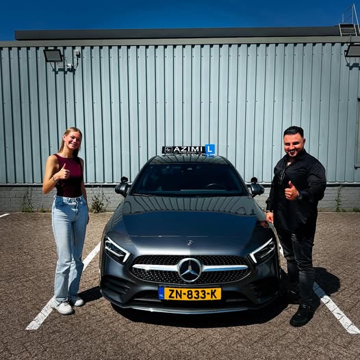 HOPPAAA Naomi is geslaagd!🥳😃 van harte gefeliciteerd! Zeer mooie rit afgereden en zeker de zenuwen heel goed onder controle gehouden proficiat! goed gedaan meid! En zeker mag je daar trots op zijn! Wens je veel veilige en leuke kilometers toe. Je rijbewijs haal je bij Autorijschool Azimi👍