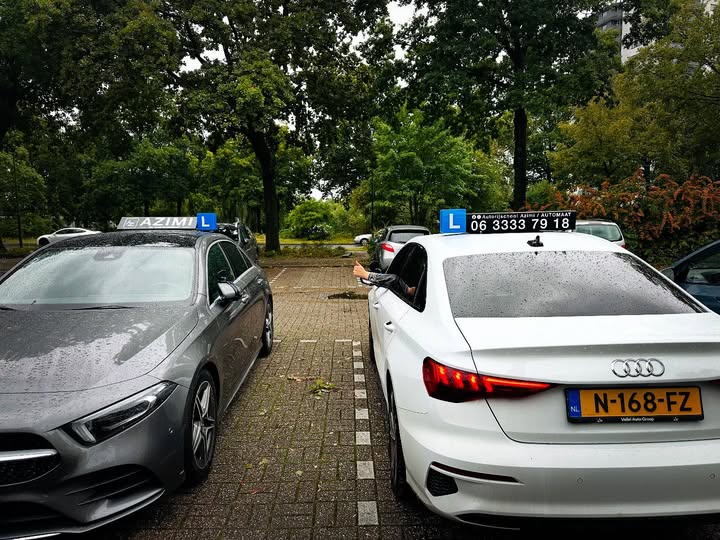Yousra is geslaagd!😃🥳 van harte gefeliciteerd! Mooie rit afgereden goed gedaan proficiat👌 wens je veel veilige en leuke kilometers toe. Je rijbewijs haal je bij Autorijschool Azimi👍