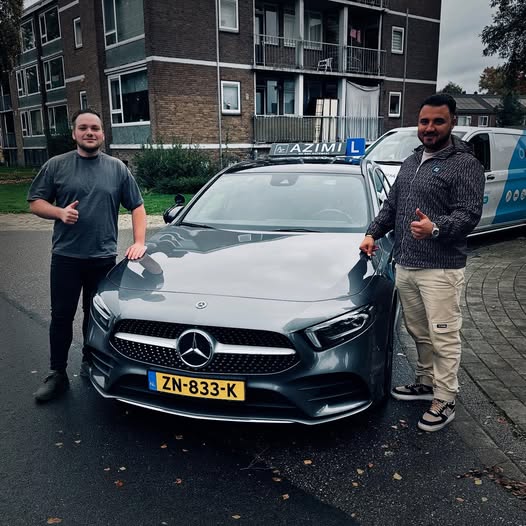 HOPPAA Lucas is in één keer geslaagd!😃🥳 van harte gefeliciteerd jonge man! Netjes afgereden proficiat! En zeker de zenuwen goed onder controle gehouden. Wens je veel veilige en leuke kilometers toe. Je rijbewijs haal je bij Autorijschool Azimi👍