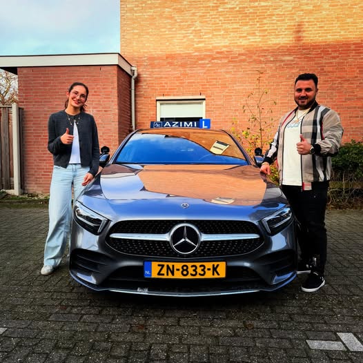 HOPPAA Heleen is in één keer geslaagd!🥳😃 Van harte gefeliciteerd! Ondanks de zenuwen toch een TOP prestatie afgeleverd super knap en daar zijn we natuurlijk trots op! Wens je veel veilige en leuke kilometers toe. Je rijbewijs haal je bij Autorijschool Azimi👍