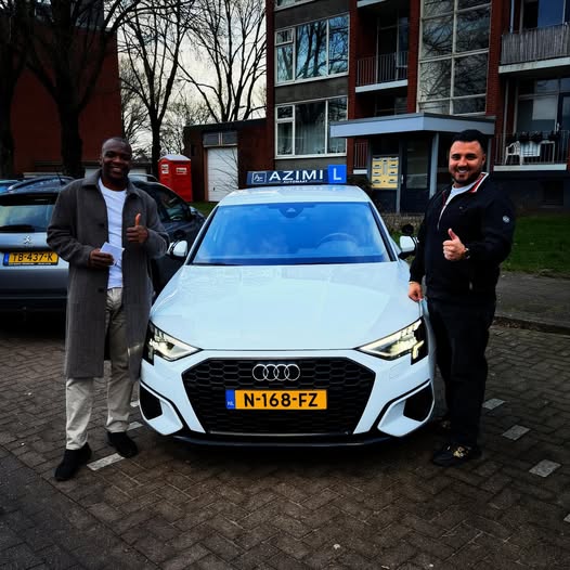 ✨ Samuel is in één keer geslaagd!🥳😃 Van harte gefeliciteerd! net voor het nieuwe jaar! Een prachtig einde van het jaar en een vliegende start voor het nieuwe. Wens je veel veilige en leuke kilometers toe. Je rijbewijs haal je bij Autorijschool Azimi👍