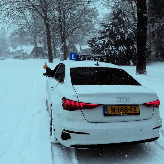 Floris is geslaagd!😃🥳 Van harte gefeliciteerd Maat! onder lastige omstandigheden met veel sneeuwbuien! Hij heeft alles uitstekend onder controle gehouden, ook bij onverwachte weersomstandigheden. Daar zijn we zeker trots op👌. Wens je veel veilige en leuke kilometers toe. Je rijbewijs haal je bij Autorijschool Azimi👍