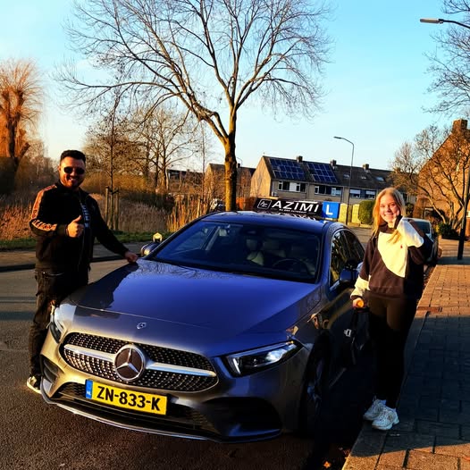 🎉 Pien is geslaagd bij Autorijschool Azimi! 🎉 Wat een topprestatie! Hard gewerkt, zelfverzekerd gereden en met succes afgerond. Gefeliciteerd Pien, geniet van je rijbewijs en alle mooie kilometers die voor je liggen! 🚗✨👏 Je rijbewijs haal je bij Autorijschool Azimi👍