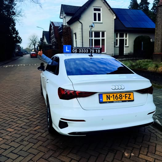 🎉 Sami is geslaagd! 🎉 Van harte gefeliciteerd😃🥳 Trots, vrijheid en een toekomst vol nieuwe wegen. Met deze geweldige prestatie – veilig rijden en geniet van elke kilometer! 🚗💨👏. Je rijbewijs haal je bij Autorijschool Azimi👍