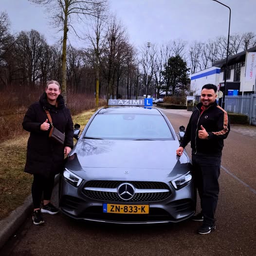 🎉 Shirly is in één keer geslaagd bij Autorijschool Azimi! Top gedaan, zenuwen perfect onder controle en sterk gereden. Ik wens je heel veel veilige en plezierige kilometers toe! 🚗💨 Je rijbewijs haal je bij Autorijschool Azimi 👍