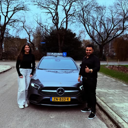 BOOOM 💥💥 Lola is geslaagd! Ondanks de vele zenuwen heeft ze keurig werk afgeleverd. Ontzettend knap gedaan en een prachtige afsluiting richting het weekend. Van harte Gefeliciteerd namens Autorijschool Azimi! 🎉🚗. Je rijbewijs haal je bij Autorijschool Azimi 👍