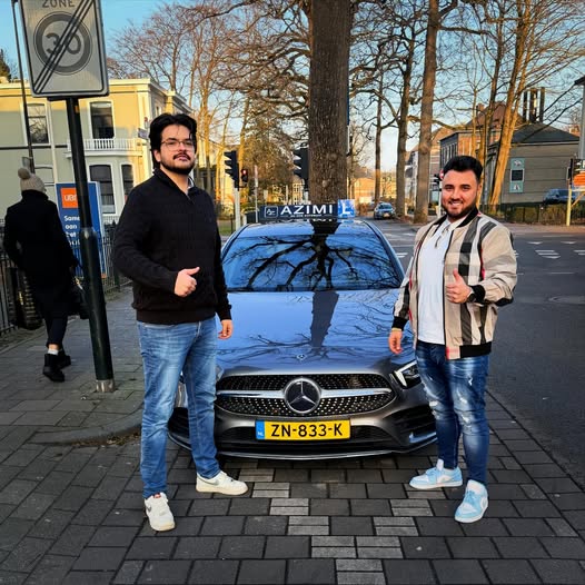 Yess! Kevin is in één keer geslaagd bij Autorijschool Azimi 🙌 Top gedaan — rustig gebleven en sterk gereden 💪 Heel veel veilige en leuke kilometers gewenst 🚘✨  Je rijbewijs haal je bij Autorijschool Azimi👍